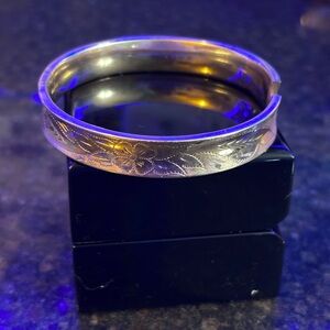 ❤️VERY CHIC INTRICATE FLORAL ENGRAVED BANGLE😎😎😎😎😎❤️❤️😎😎😎😎😎😎😎😎😎😎😎😎GORGEOUS 😎😎😎😎